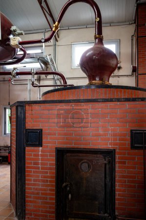 Doppelte Destillation von Cognac-Spirituosen in Charentias Kupfer-Alambic-Still-Töpfen und Boilern in einer alten Brennerei in der Weißweinregion Cognac, Charente, Segonzac, Grand Champagne, Frankreich