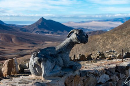 Panoramablick auf die farbenfrohe abgelegene sandige Landenge der Jandia-Halbinsel und die basalen Hügel und Berge des Betancuria-Massivs, Fuerteventura, Kanarische Inseln, Spanien