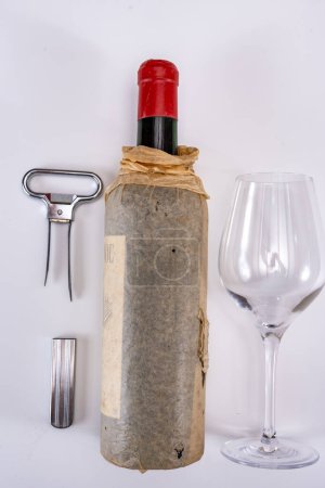 Korkenzieher zum Öffnen sehr alter Weinflaschen, zweizackiger Korkenzieher kann Stopper ohne Beschädigung herausziehen, auf weißem Hintergrund Kopierraum