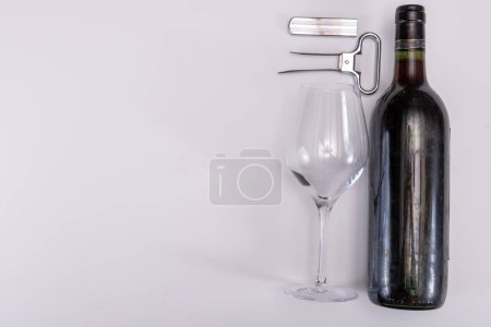 Sacacorchos para la apertura de botellas vintage muy antiguas de vino, extractor de corcho de doble punta puede extraer stopvper sin daños, en el espacio de copia de fondo blanco aislado