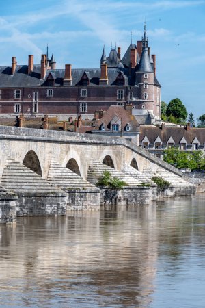 Vistas de casas, puente y castillo en la parte antigua de la ciudad de Gien está en el río Loira, en el departamento de Loiret, Francia