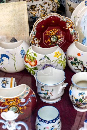 Verschiedene antike Porzellanvasen und -teller aus Gien im Geschäft, Loire-Tal, Frankreich