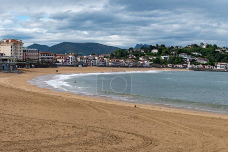 Blick auf die Fischerhäfen Saint-Jean-de-Luz und Ciboure an der baskischen Küste, berühmte Urlaubsorte, bekannt für schöne Architektur, Sandstrände, Küche, Südfrankreich, Baskenland