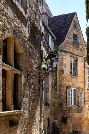 Sarlat-la-Caneda oder Sarlat-Stadt im französischen Departement Dordogne, Nouvelle-Aquitaine mit mittelalterlicher Altstadt, UNESCO-Weltkulturerbe und berühmtem Trüffelmarkt im Winter