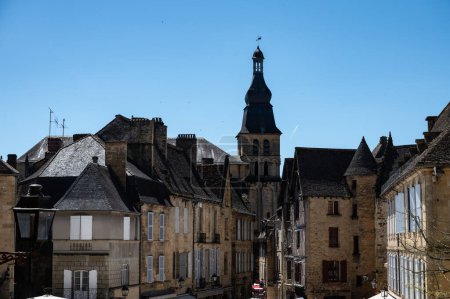 Sarlat-la-Caneda ou Sarlat ville dans le département français de la Dordogne, Nouvelle-Aquitaine avec centre historique médiéval, site UNESCO et célèbre marché aux truffes du Périgord en hiver