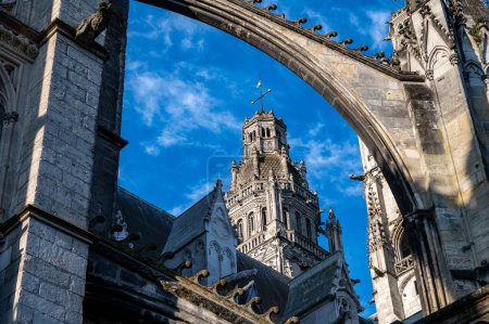 Tours Straßenansicht, Stadt im zentralen Loire-Tal, Kathedrale von Tours, gewidmet Saint Gatien, Besuch auf Schlössern des Loire-Tals, Frankreich im Sommer