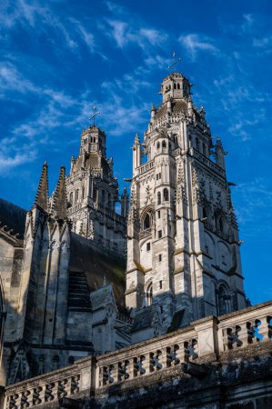 Tours vue sur la rue, ville sur la vallée de la Loire Centrale, cathédrale de Tours, dédiée à Saint Montréalais, visite sur les châteaux de la vallée de la Loire, France en été