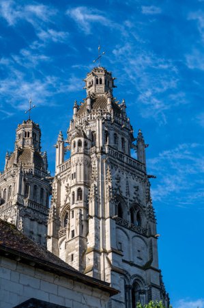 Tours vue sur la rue, ville sur la vallée de la Loire Centrale, cathédrale de Tours, dédiée à Saint Montréalais, visite sur les châteaux de la vallée de la Loire, France en été