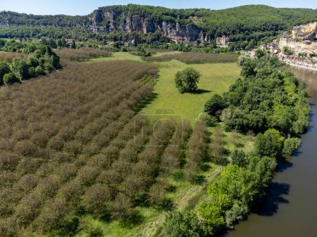 Vue aérienne sur la Dordogne près de  