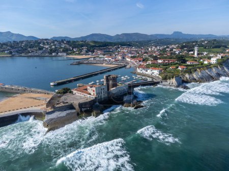 Téléchargez les photos : Vue aérienne sur la baie de Ciboure et Saint Jean de Luz, port, plage de sable fin sur la côte basque, belle architecture, nature et cuisine, Sud de la France, Pays Basque - en image libre de droit