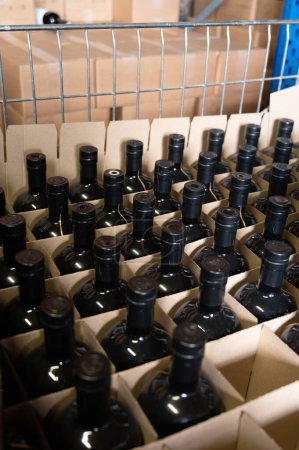 Stockage de bouteilles d'eau-de-vie de cognac vieilli en fûts de chêne français à vendre dans la boutique en distillerie, région viticole blanche du Cognac, Charente, Segonzac, Grand Champagne, France