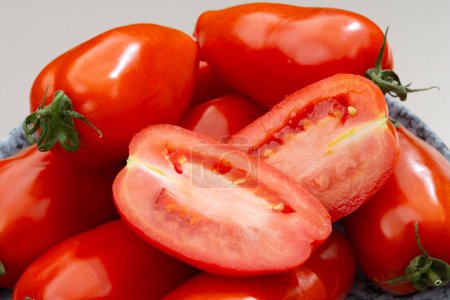 Lange rote reife italienische San Marzano Nudelsoße Tomaten auf dem Tisch