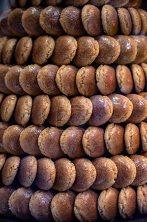 Frisch gebackene Mandelmakronenkuchen im baskischen Landhausstil in Saint-Jean de Luz, Frankreich