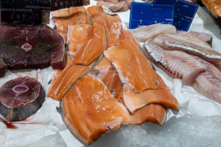 Frisches Filet von Regenbogenforelle Forelle Flussfisch auf Eis auf dem wöchentlichen Fischmarkt