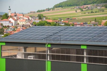 Viele Sonnenkollektoren auf dem Dach des Unternehmens