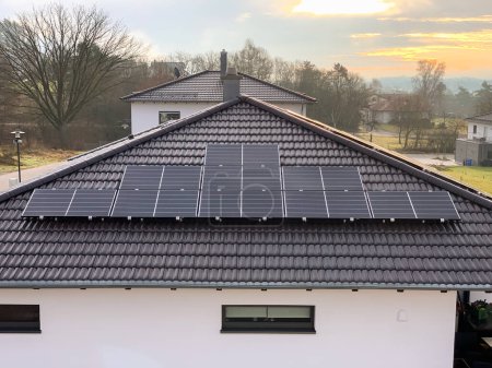 Solarmodule auf dem Dach eines Privathauses installiert