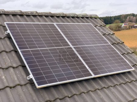 Solarmodule auf dem Dach eines Privathauses installiert