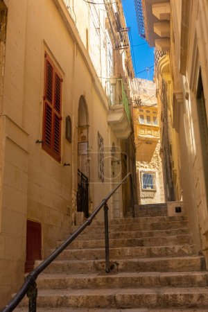 Foto de Vista de una antigua calle en el casco antiguo de Birgu, una de las tres ciudades de Malta - Imagen libre de derechos