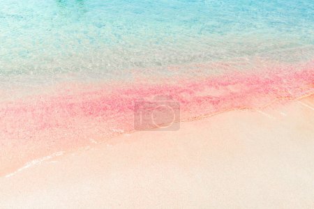 Traumhafter rosafarbener Sandstrand mit kristallklarem Wasser in Elafonissi Beach, Kreta, Griechenland
