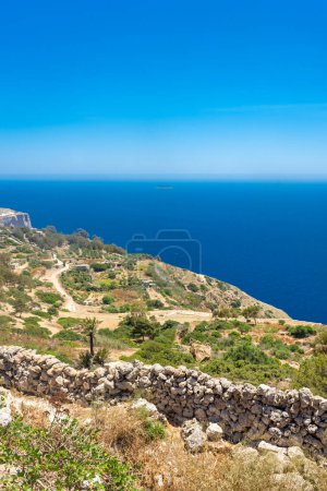 Téléchargez les photos : Paysage côtier des falaises de Dingli, Malte - en image libre de droit