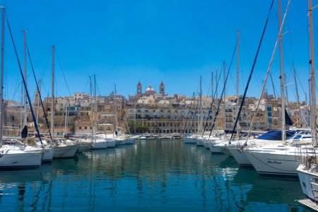 Foto de Birgu, Malta, 22 de mayo de 2022: Puerto tradicional de Birgu, una de las tres ciudades - Imagen libre de derechos