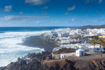 Téléchargez les photos : Lanzarote, Espagne, 20 mars 2022 : La ville blanche d'El Golfo sur l'océan Atlantique - en image libre de droit