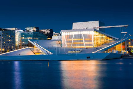 Foto de Oslo, Noruega, 7 de agosto de 2022: Hermosa vista de la Ópera de Oslo por la noche - Imagen libre de derechos