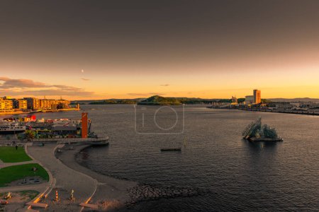 Téléchargez les photos : Oslo, Norway, 7 August 2022: Bay of Oslo at sunset - en image libre de droit