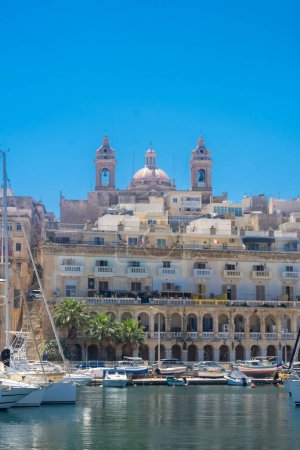 Foto de Birgu, Malta, 22 de mayo de 2022: Puerto tradicional de Birgu, una de las tres ciudades - Imagen libre de derechos