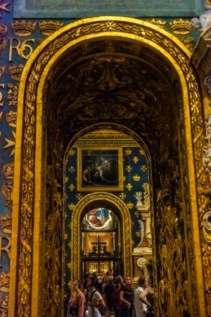 Foto de Valletta, Malta, 22 May 2022: Golden interior of St John's Co-Cathedral - Imagen libre de derechos