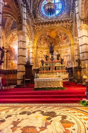 Foto de Siena, Italy, 17 April 2022: The interior of Siena Cathedral - Imagen libre de derechos