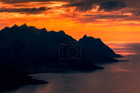 Téléchargez les photos : Sunset over the Devil's Teeth mountains of Senja Island and the Atlantic Ocean. View from Hesten Mount, Norway - en image libre de droit