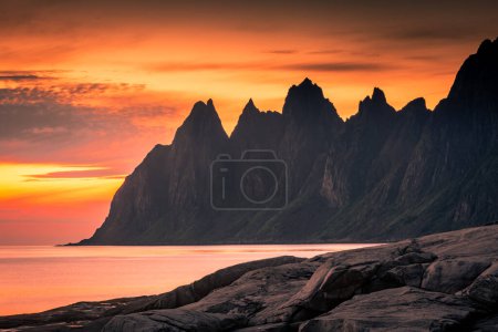 Téléchargez les photos : Stunning midnight sun over the Tungeneset (Devil's Teeth) in Senja Island, Norway - en image libre de droit
