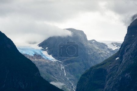 Téléchargez les photos : View of the Jostedalen Glacier melting over the Lovatnet Lake, Norway - en image libre de droit