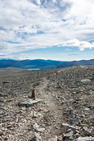 Téléchargez les photos : The hiking trail over the Besseggen Ridge in Jotunheimen National Park - en image libre de droit