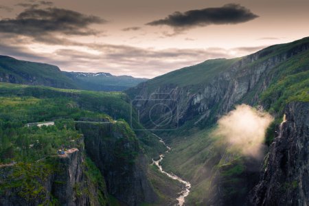 Téléchargez les photos : Coucher de soleil incroyable sur les cascades de Voringfossen en Norvège - en image libre de droit