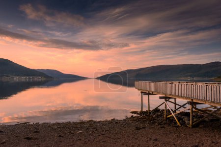 Téléchargez les photos : Beautiful sunset over a lake in Senja Island, Norway - en image libre de droit