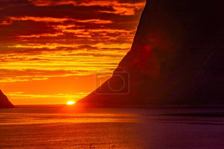 Téléchargez les photos : Incredible midnight sunset over the sea of Vik beach, Lofoten Islands, Norway - en image libre de droit