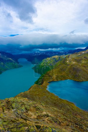 Foto de Increíble vista de la cresta de Besseggen, famoso lugar de senderismo en el Parque Nacional Jotunheimen, admirando dos lagos glaciares con diferentes colores - Imagen libre de derechos