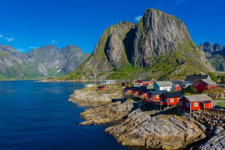 Foto de The little fishermen village with red houses of Hamnoy, in the Lofoten Islands, Norway - Imagen libre de derechos