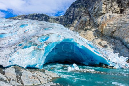 Téléchargez les photos : The Nigardsbreen Glacier, beautiful blue melting glacier in the Jostedalen National Park, Norway - en image libre de droit