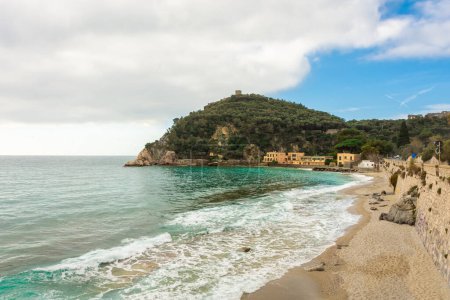 Foto de Baia dei Saraceni (Bahía de Saraceni) Playa de Varigotti, Liguria, Italia - Imagen libre de derechos