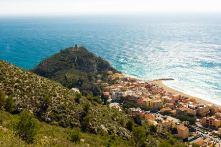Foto de Hermosa vista de la ciudad de Varigotti y el mar de Liguria desde Sentiero del Pellegrino, Italia - Imagen libre de derechos