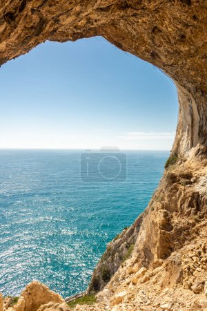 Foto de El mar de Liguria desde la cueva de Falsari (Grotta dei Falsari en italiano), Italia - Imagen libre de derechos