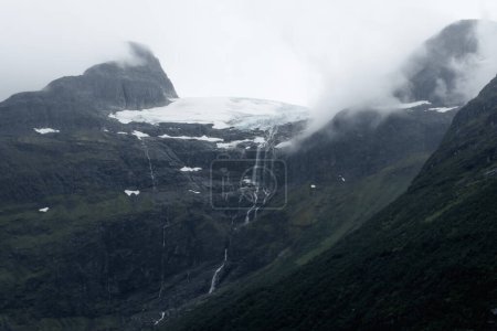 Foto de View of the Jostedalen Glacier melting over the Lovatnet Lake, Norway - Imagen libre de derechos