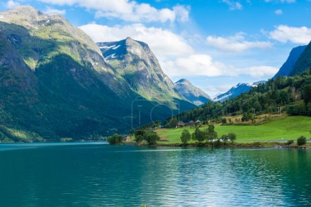 Foto de Beautiful and colorful lake in Oppstryn, Norway - Imagen libre de derechos