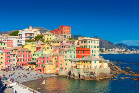 Foto de Vista de la colorida ciudad de Boccadasse junto al mar, Génova, Liguria, 1 de abril de 2023 - Imagen libre de derechos