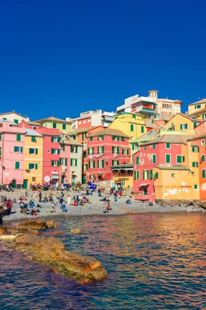 Foto de Vista de la colorida ciudad de Boccadasse junto al mar, Génova, Liguria, 1 de abril de 2023 - Imagen libre de derechos