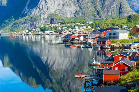 Téléchargez les photos : Perfect reflection of the Reine village on the water of the fjord in the Lofoten Islands, Norway - en image libre de droit