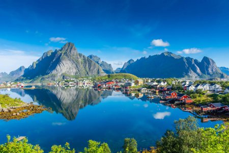 Téléchargez les photos : Perfect reflection of the Reine village on the water of the fjord in the Lofoten Islands, Norway - en image libre de droit